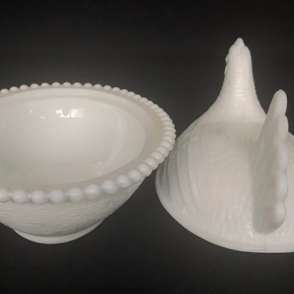 Hen on Nest Milk Glass - Picture 4 of 6